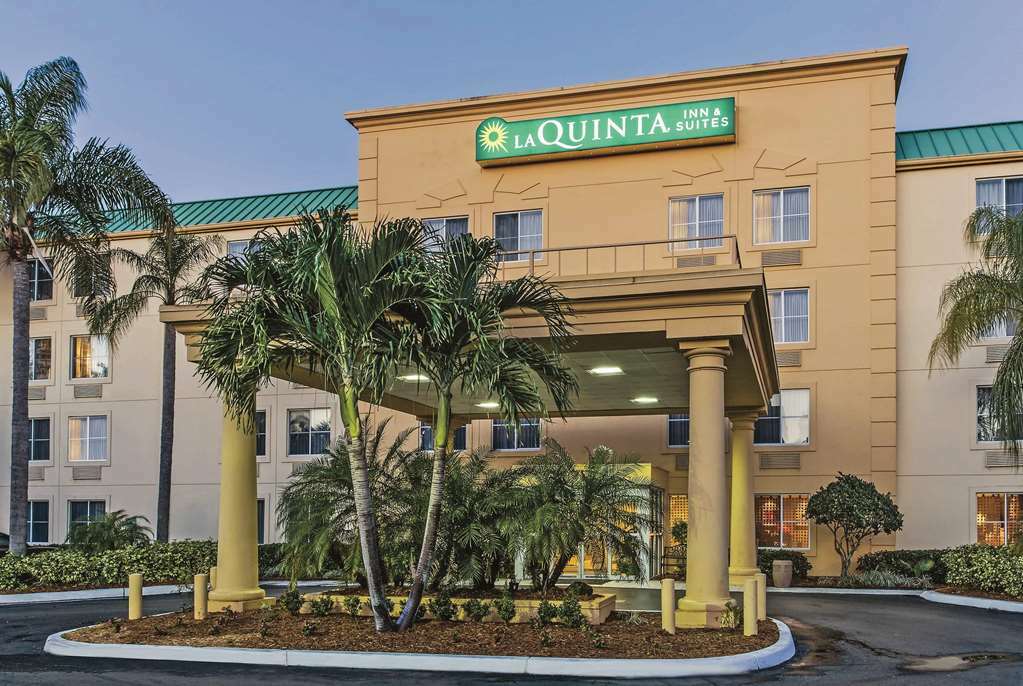 La Quinta By Wyndham Naples East Hotel Golden Gate Exterior photo